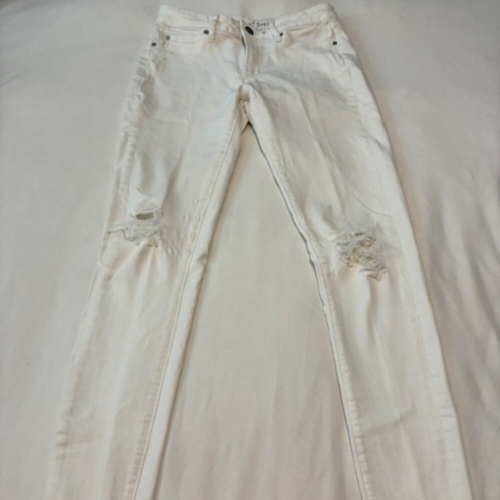 Articles of Society Women's White Distressed Straight Leg Jeans - size 27
